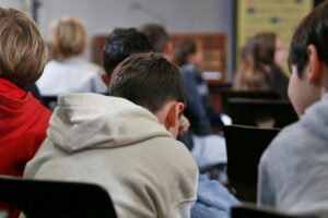 Schüler nutzen KI-Chatbot im Unterricht, während Lehrer Unterrichtsvorbereitung optimieren.