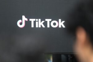 TikTok-Logo mit Landtagsbezug, symbolisiert junge politische Bildung in Niedersachsen.