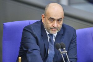 Omid Nouripour fordert mehr Beinfreiheit für Grünen-Führung, betont individuelle Schwerpunkte in Wahlkämpfen.