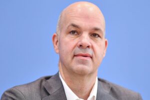 Marcel Fratzscher fordert staatliche Kontrolle über Ausfuhr kritischer Rohstoffe in Deutschland.