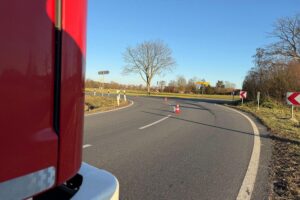 Ölspur auf der Straße, Feuerwehr im Einsatz, Verkehrsabsicherung, gefährliche Rutschgefahr.