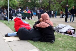 Flüchtlinge an einer Aufnahmestelle, symbolisierend humanitäre Herausforderungen und Asylrechtsdiskussionen in Europa.