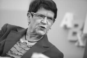 Porträt von Rita Süssmuth, Vorsitzende für Demokratie, Menschenrechte und Frieden, in Ehren gehalten.