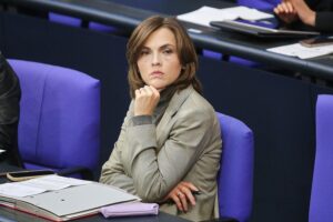 Elisabeth Kaiser spricht über Erbschaftsunterschiede und Ungleichheit zwischen Ost- und Westdeutschland.