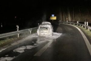 PKW brennt lichterloh an Autobahn, Feuerwehr löscht Brand schnell und effektiv.