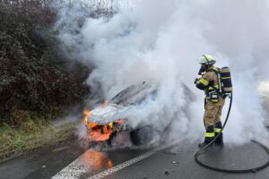 PKW-Brand auf der A57 bei Neuss PKW in Flammen, Feuerwehr im Einsatz zur Brandbekämpfung auf der Autobahn A57.