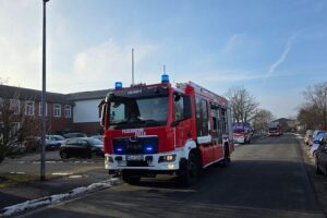 Papierkorbbrand in Schule, Feuerwehr kontrolliert, keine Verletzten, Schule bleibt unbeschadet.