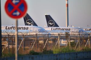 Lufthansa-Flugzeuge am Flughafen, betroffen von Streik und Flugausfällen wegen Tarifkonflikten.