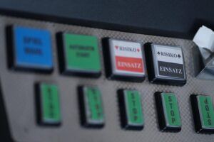 Zerstörte illegale Geldspielgeräte; Polizei Bremen vernichtet Automaten zur Bekämpfung des Glücksspiels.