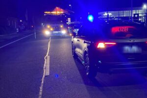 Polizei stoppt verbotenes Autorennen in Dülmen: zwei graue BMWs, hohe Geschwindigkeiten, Einsatzkräfte.