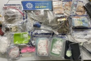 Polizei sichert Drogen, Geld und Utensilien nach Wohnungsdurchsuchungen in Schauenburg.