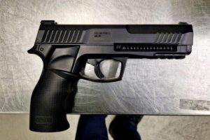 Schusswaffe und Einhandmesser im Reisegepäck am Flughafen Köln Bonn sichergestellt.