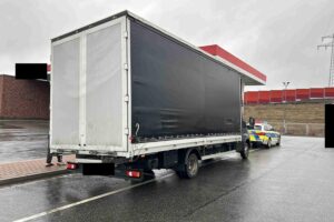 Überladener Klein-Lkw gestoppt, deutliches Gewicht überschritten, Polizeikontrolle auf A4 Bad Hersfeld.
