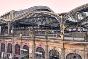 Bundespolizei im Kölner Hauptbahnhof: Eskalierter Hilfeeinsatz und tätlicher Angriff auf Beamte.