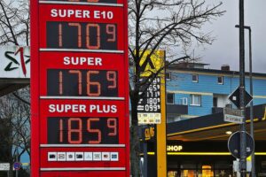 Steigende Benzin- und Dieselpreise an deutschen Tankstellen, aktuelle Preisinformationen und Trends.