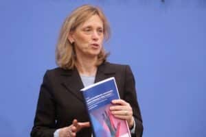 Karin Prien spricht über Gewalt, Beratung, und Bildungsaufgaben in Gesellschaft und Schulen.
