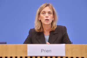 Karin Prien diskutiert Wahlrechtsreform und Gleichstellung in der Politik im Berliner Kontext.