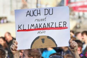 Demonstration für Klimaschutz mit Plakaten, aktiven jungen Menschen und klaren Umweltbotschaften.