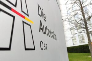 Cybersecurity-Bedrohung für Autobahnen: Unsichere Systeme gefährden Verkehr und nationale Infrastruktur.
