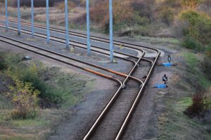 Bahngleise mit Zügen, Symbol für bahntechnische Herausforderungen und geplante Einschränkungen bis 2026.