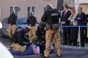 Bundesminister präsentieren Aktionsplan gegen organisierte Kriminalität, mit Zoll-Einsatzvorführung und neuen gesetzliche Grundlagen.