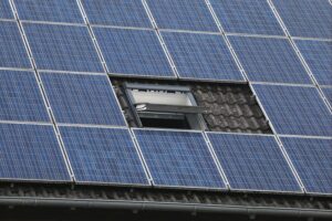 Solarzellen auf einem Dach, symbolisieren bevorstehende Änderungen im Erneuerbare-Energien-Gesetz.