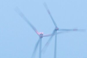Windräder im Einsatz, symbolisieren den aktuellen Diskurs über erneuerbare Energien und Netzkapazitäten.
