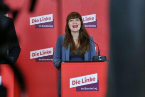 Heidi Reichinnek kritisiert CDU-Vorschläge zu Arbeitslosengeld und Rentenreformen scharf.
