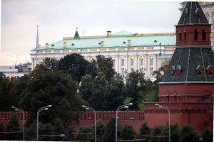 Mauer des Kreml in Moskau, symbolisiert russische politische Aggression und internationale Spannungen.