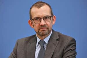 Thomas Röwekamp diskutiert die schnelle Beschaffung von Kampfdrohnen für die Bundeswehr in Berlin.