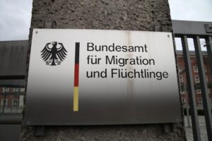 Flüchtlinge am Flughafen mit Gepäck, bereit zur Rückkehr in ihre Heimatländer.