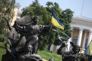 Ukrainische Flagge weht über Kiew, während russische Angriffe das Land stark belasten.