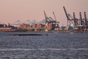 Industrieanlagen symbolisieren wirtschaftliche Unsicherheit durch Zollkonflikte zwischen Europa und den USA.