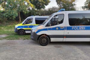 Polizisten in Uniform, Symbol für Sicherheit, im Einsatz, mit Fokus auf Gewalt und Bezahlung.