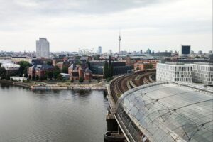 Blick über Berlin, symbolisch für kulturelle und sicherheitspolitische Herausforderungen der Stadt.