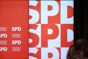 SPD-Logo vor Hintergrund der Kritik an geplanter Mobilitätsgarantie in Schleswig-Holstein.