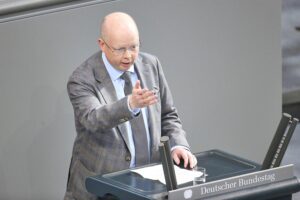 Stefan Seidler bei der Pressekonferenz über Schwangerschaftsabbrüche und medizinische Versorgung in Flensburg.