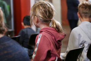 Kinder in einer Schule, die gemeinsam lernen und spielen, symbolisieren verlässliche Betreuung und Bildung.