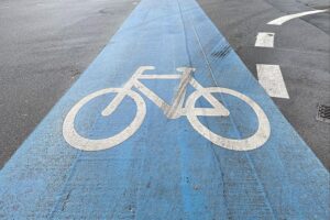 Fahrradweg mit modernen Elementen, der nachhaltige Mobilität in Sachsen symbolisiert.