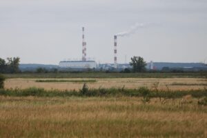 Kraftwerk mit rauchenden Schornsteinen, Symbol für Braunkohleverstromung und aktuelle Energiedebatte.