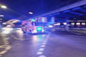 Traurige Szene: Feuerwehrlöscharbeiten bei schwerem Wohnungsbrand, tragisches Schicksal eines Babys.