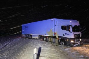 Sattelschlepper blockiert Bundesstraße nach Alleinunfall auf schneebedeckter Fahrbahn in Morbach.