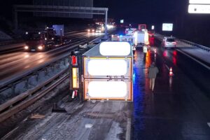 Unfallorteinsatz mit umgekipptem Sattelzug, Feuerwehr, verletztem Fahrer, austretendem Diesel.