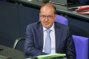 Alexander Dobrindt diskutiert Sparpläne für Integrationskurse; SPD kritisiert abrupten Zulassungsstopp.