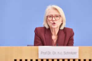 Monika Schnitzer diskutiert soziale Dienstleistungen für Sozialhilfeempfänger zur Bekämpfung von Schwarzarbeit.