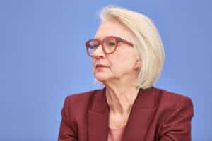 Monika Schnitzer diskutiert Steuerentlastungen und Sozialversicherungsbeiträge im Kontext wirtschaftlicher Herausforderungen.