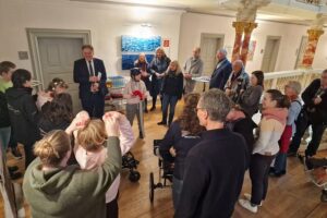 Bunte Kunstwerke von Schülern, Oberbürgermeister Richard Arnold, Ausstellungseröffnung im Rathaus Schwäbisch Gmünd.