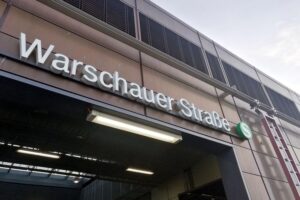 Auseinandersetzung am S-Bahnhof Warschauer Straße: Schussverletzter, Polizei, Festnahme, nächtliche Szene.
