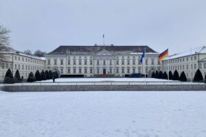 Schloss Bellevue, der offizielle Wohnsitz des Bundespräsidenten in Berlin, vor historischem Hintergrund.
