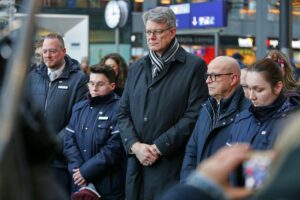 Schweigeminute im Berliner Hauptbahnhof: Trauer um verstorbenen Zugbegleiter und Forderung nach mehr Sicherheit.